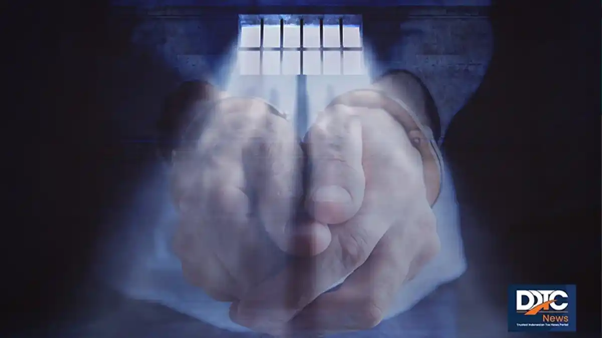 Petugas pajak menyerahkan tiga tersangka di kantor Kejari Semarang