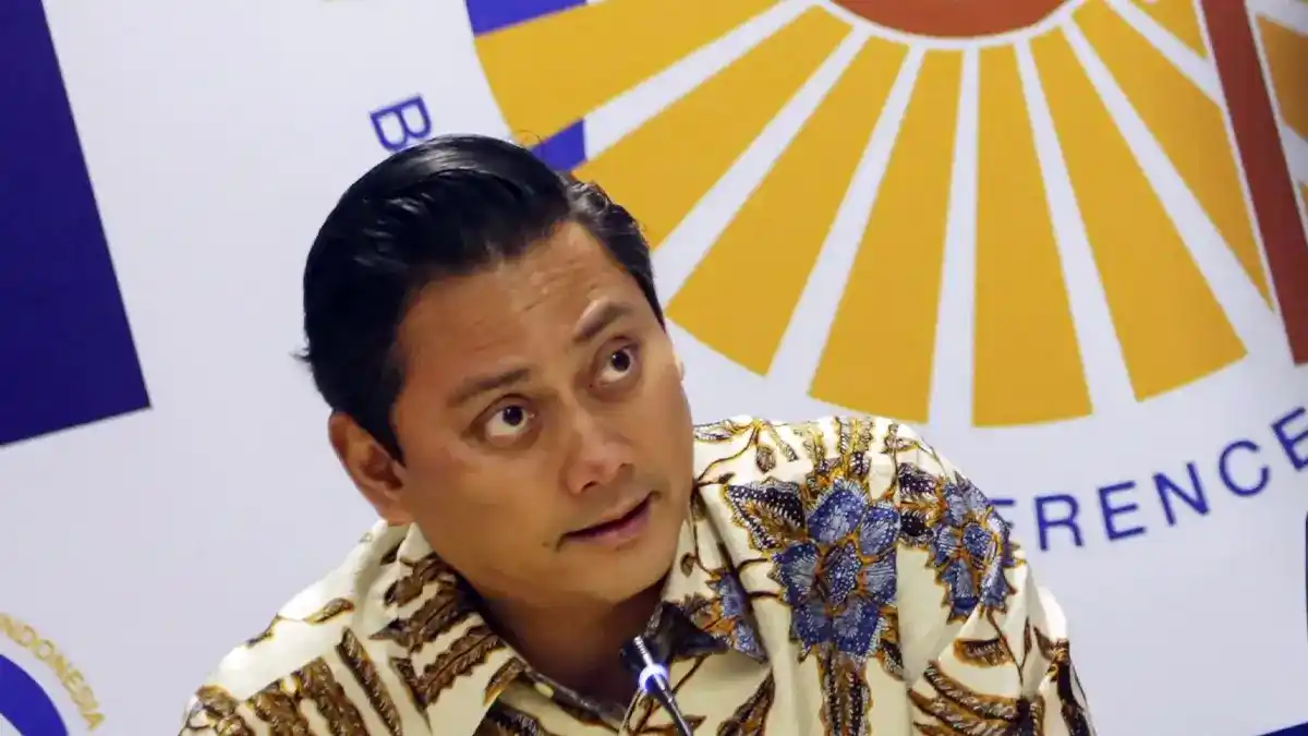 Thomas Djiwandono dan Mathias Cormann berjabat tangan di Jakarta