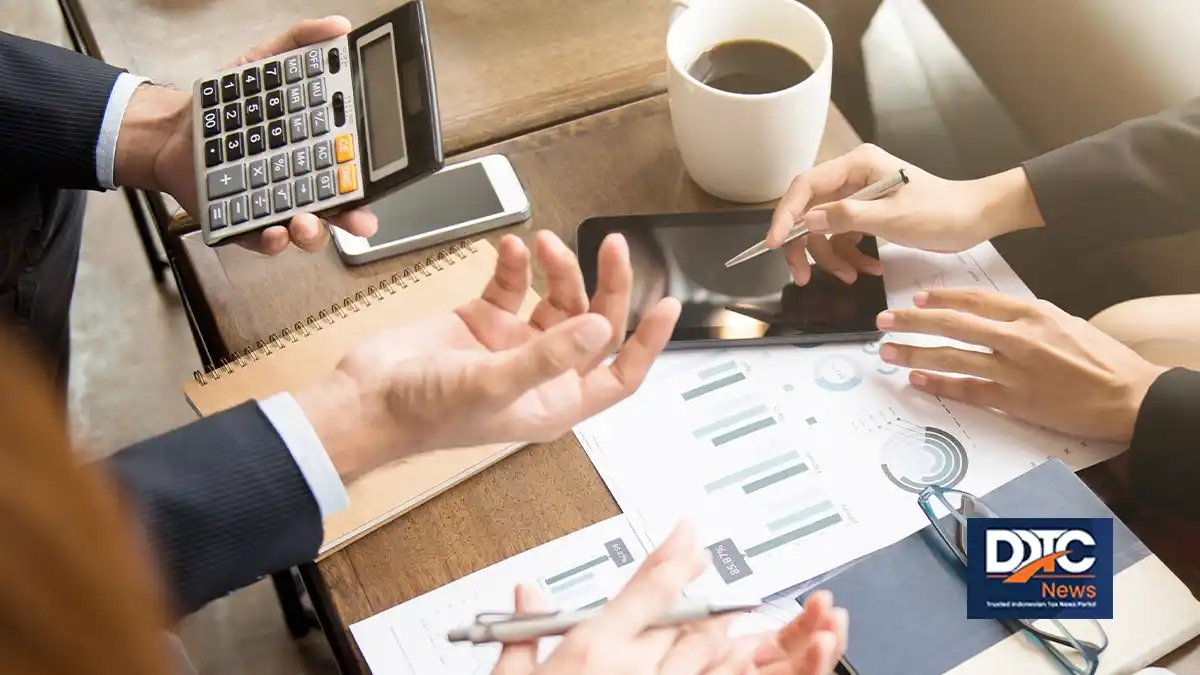 IKPI chairman Vaudy Starworld speaking at DPR Commission XI hearing