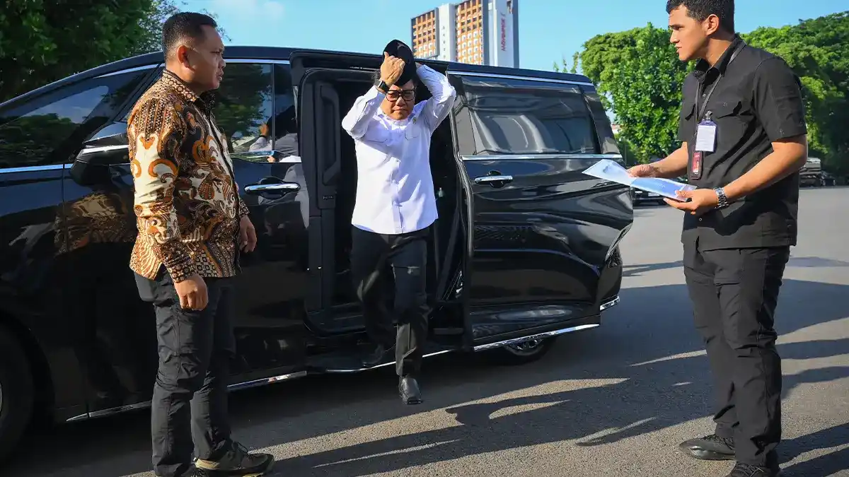 Muhaimin Iskandar speaking at press conference about BPJS debt waiver