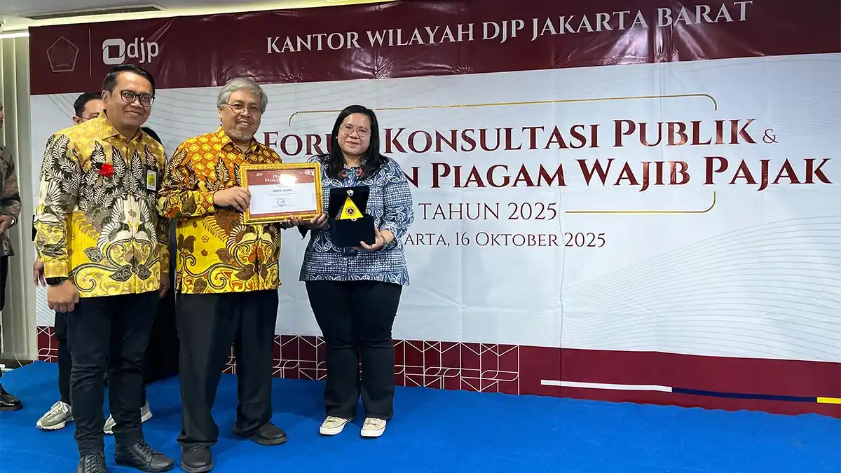 DDTCNews receiving award and Taxpayer Charter from West Jakarta Tax Office