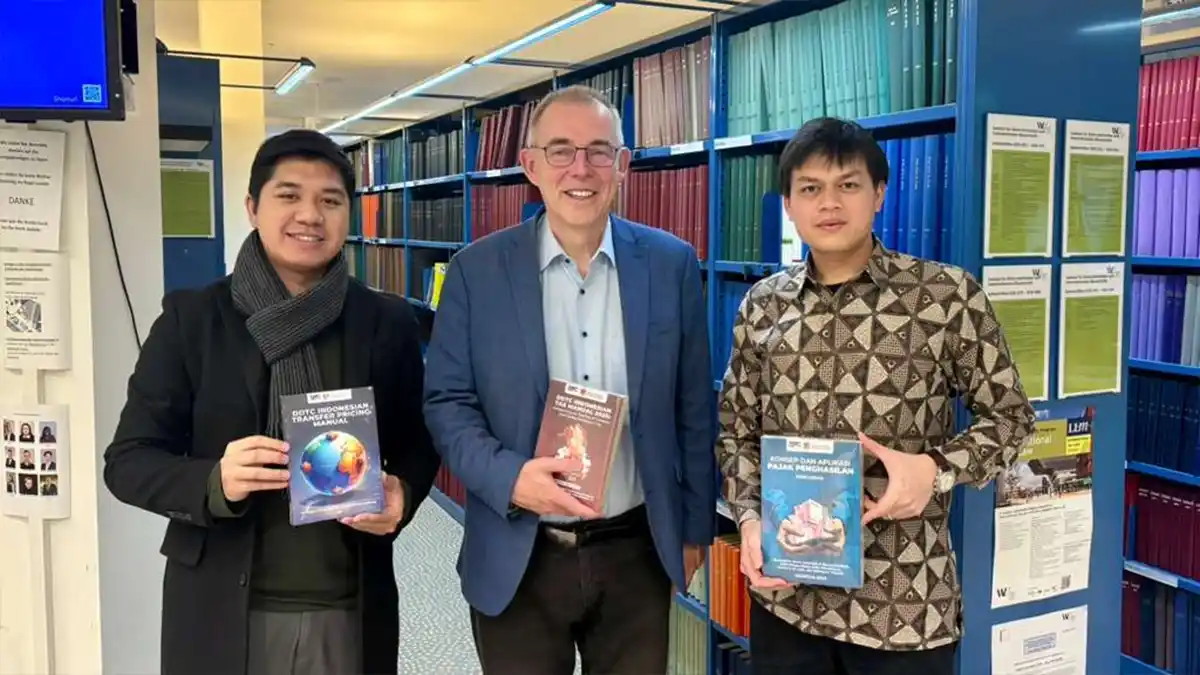 DDTC delivering books to Institute for Austrian and International Tax Law in Vienna