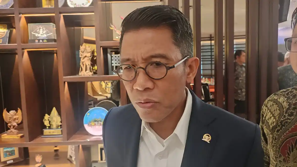 Photo of Finance Minister Purbaya Yudhi Sadewa with DPR members