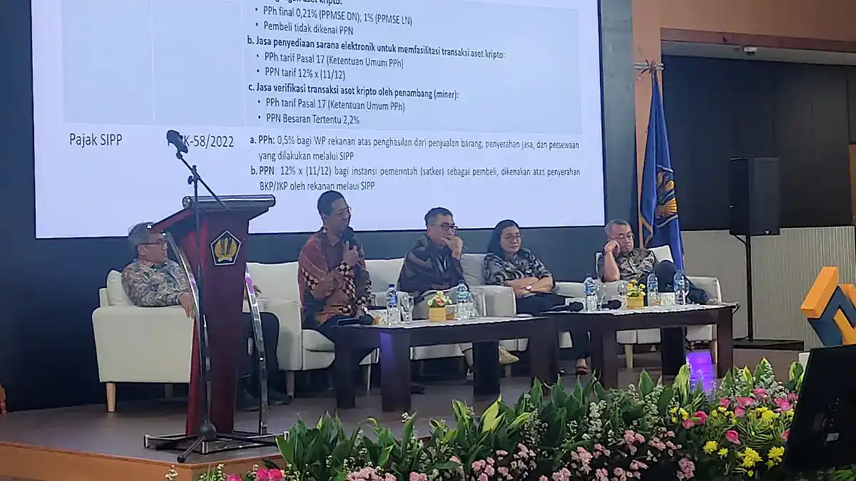 Direktur Hestu Yoga Saksama berbicara pada forum pajak