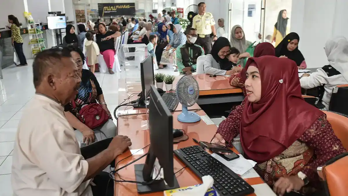 Illustrasi keluarga menerima bantuan tunai di Indonesia