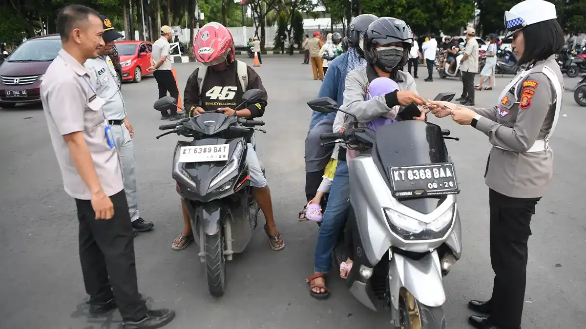 Tax officials, police and Jasa Raharja staff conducting vehicle tax raid in Palangka Raya