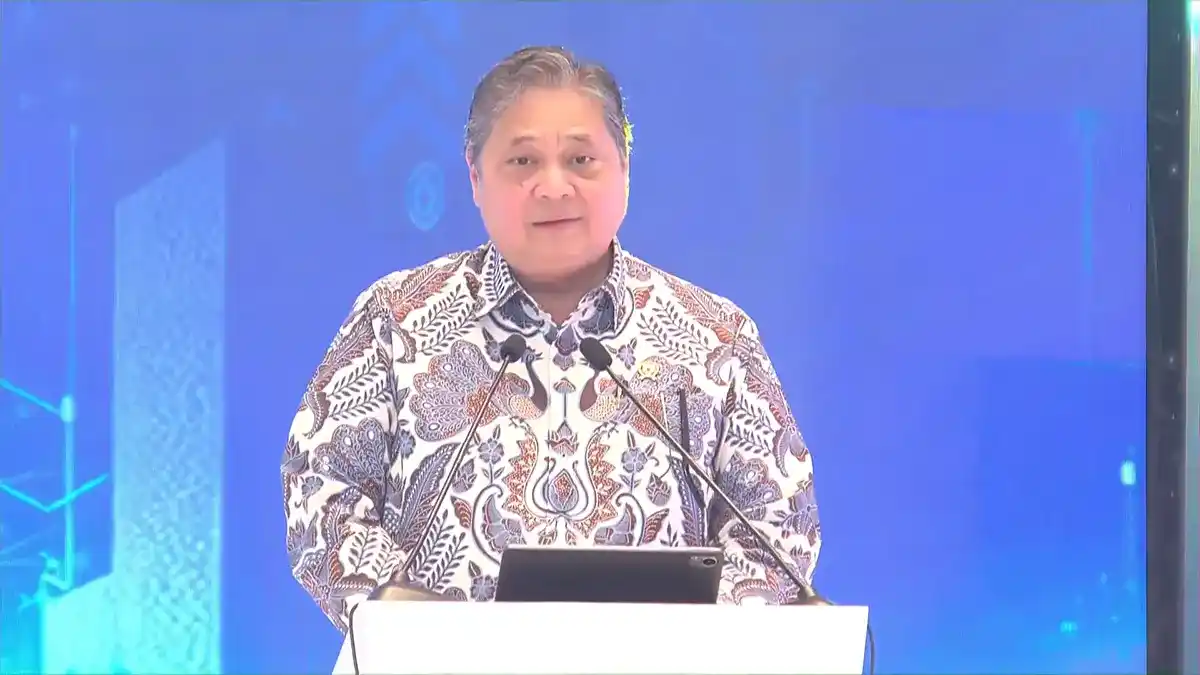 Airlangga Hartarto berbicara tentang harga mobil nasional di Kadin 2025