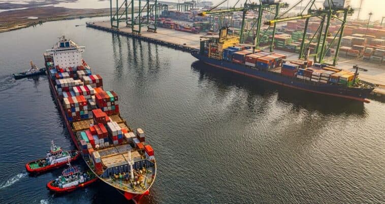 Gambar kapal di pelayaran