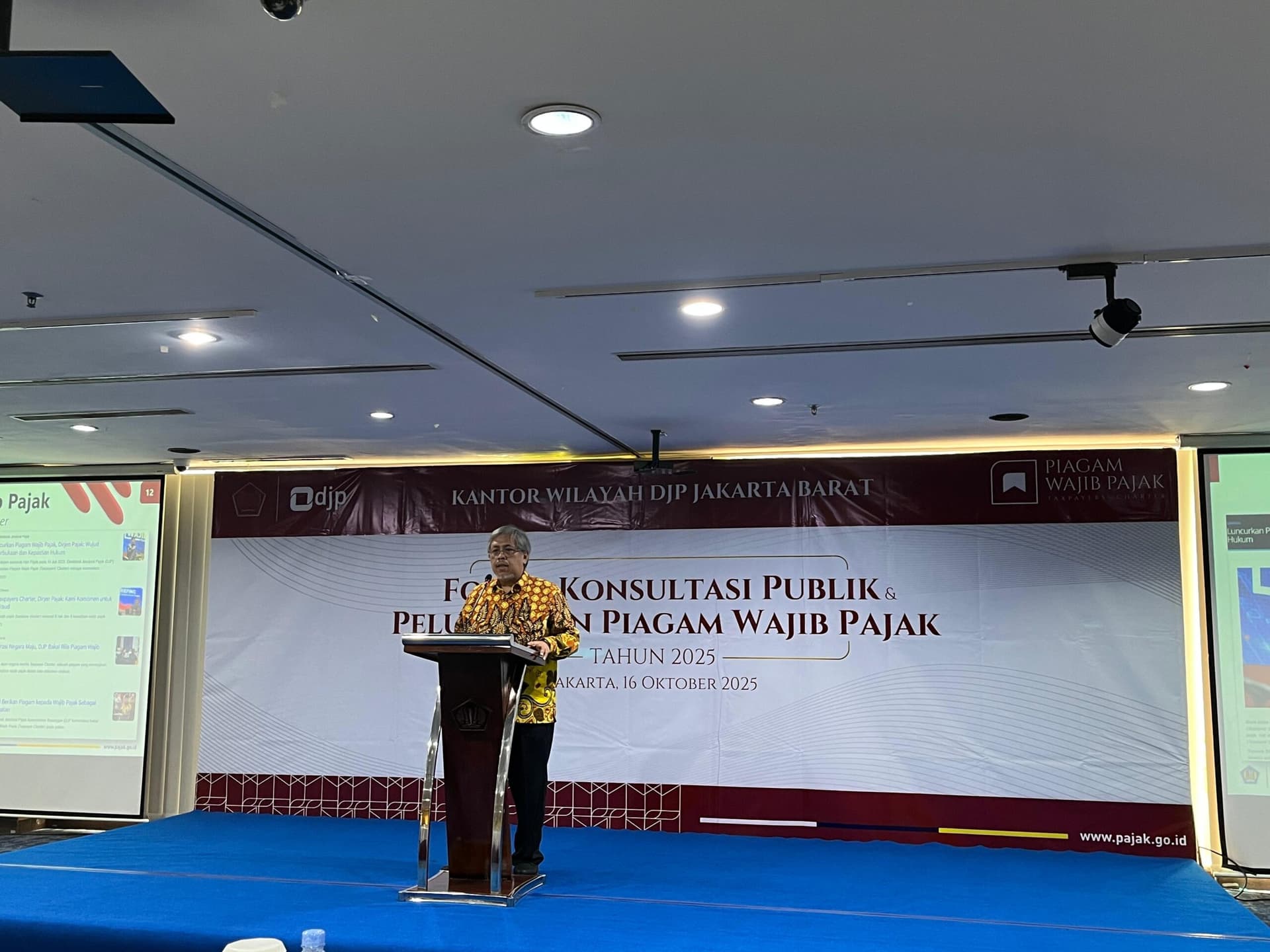 Tax officials discussing virtual office oversight at West Jakarta Tax Office auditorium