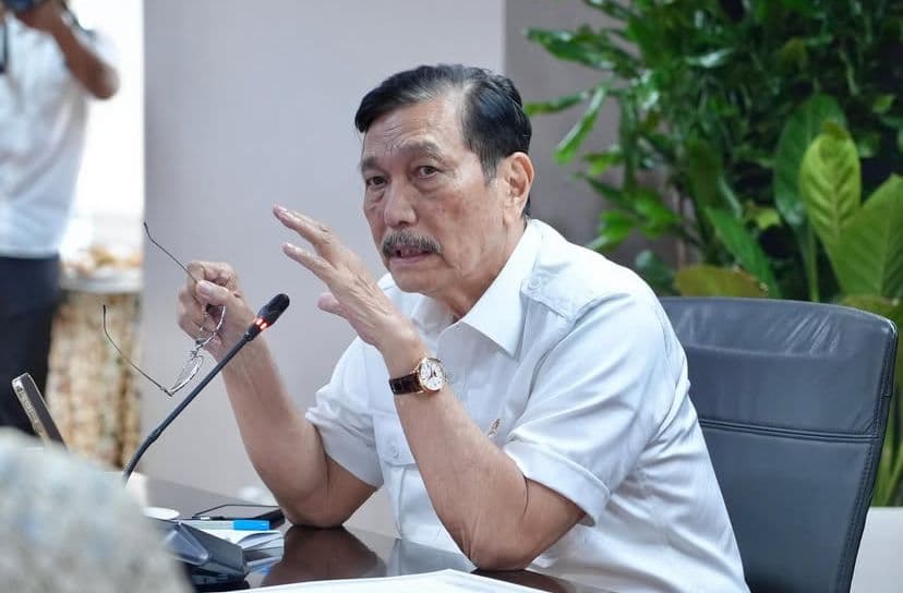 Luhut Binsar Pandjaitan speaking at press conference