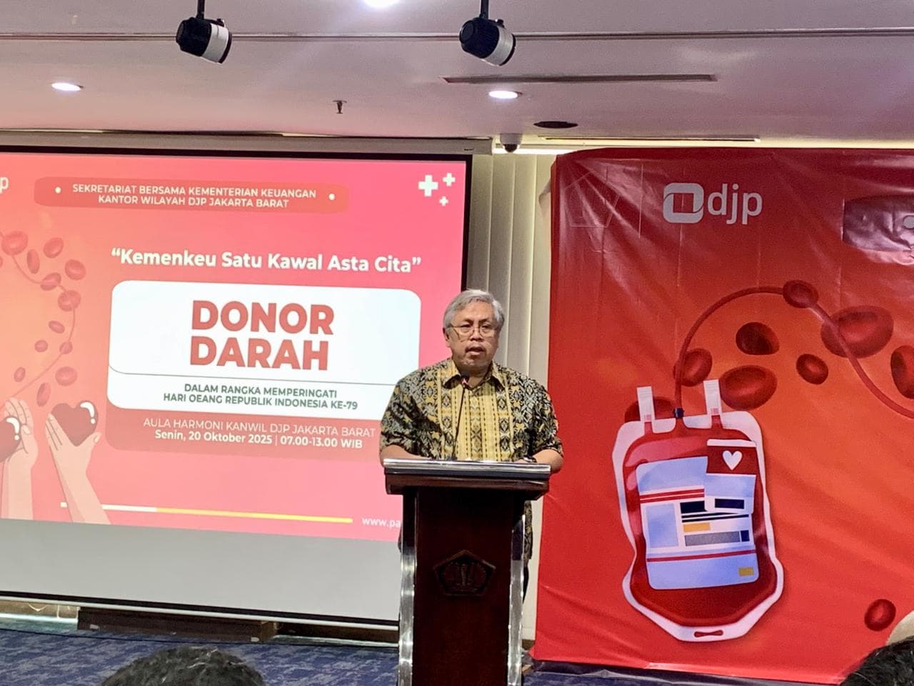 Staf DJP Jakarta Barat dan PMI melakukan donor darah