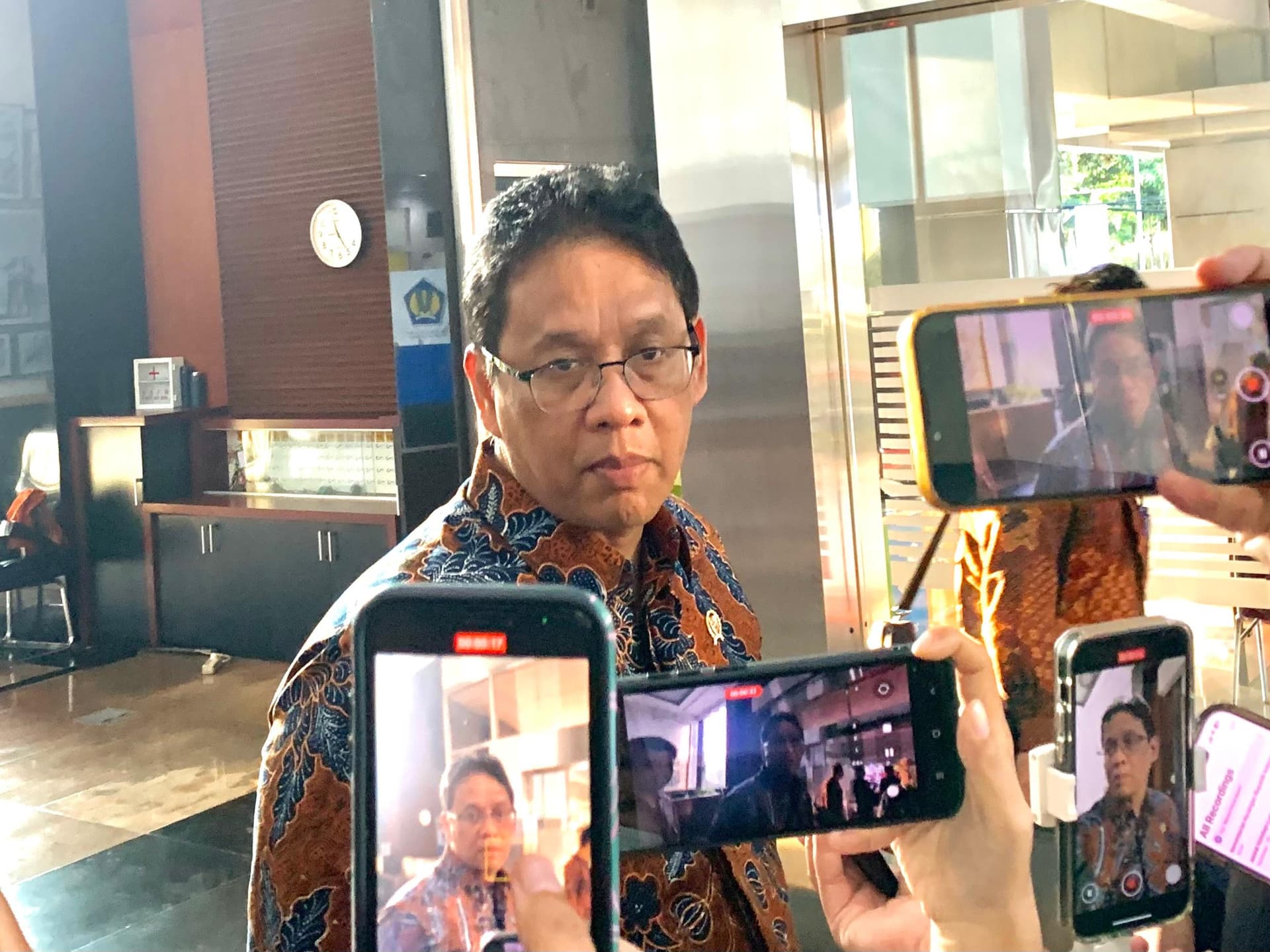 Menteri Keuangan Purbaya menjawab pertanyaan media di Jakarta
