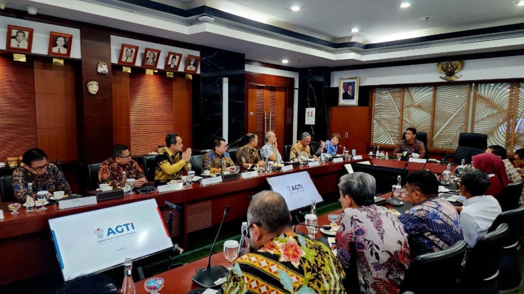 AGTI Chairperson Anne Patricia Sutanto speaking with Finance Minister at Jakarta Ministry of Finance