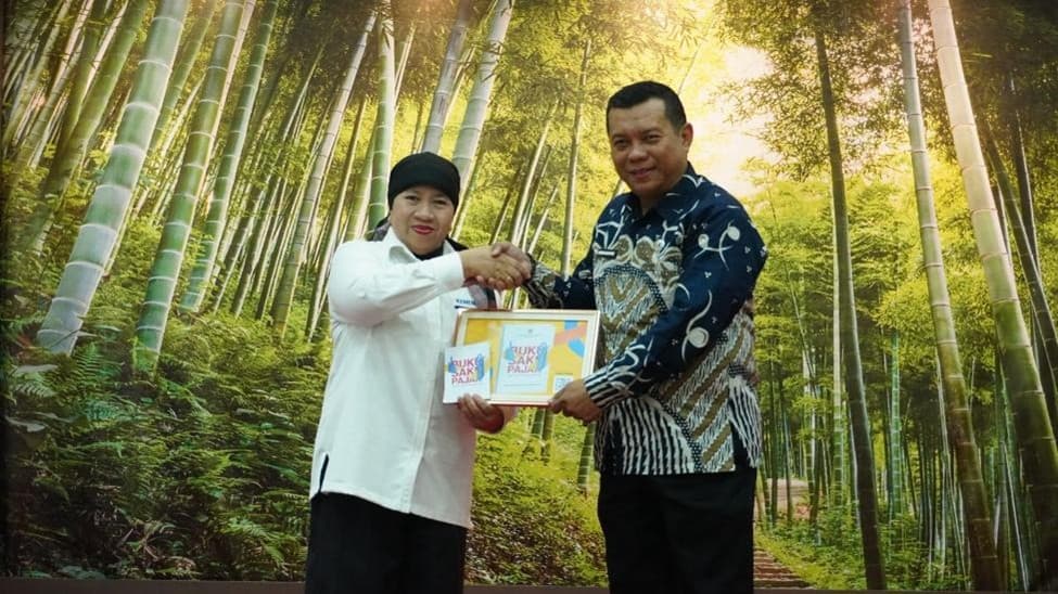 DJP Kalbar officials presenting the tax pocket guide to village treasurers