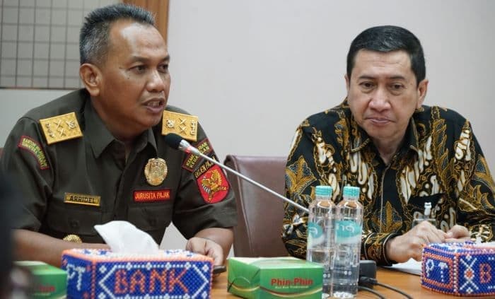 Foto petugas Kanwil DJP Sumut I saat memblokir rekening