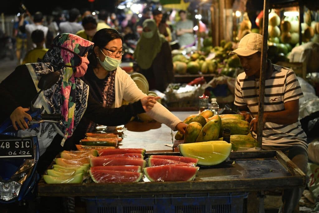 Chart showing Indonesia's Q3 2025 GDP growth driven by household consumption