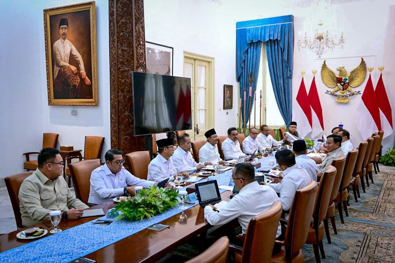 President Prabowo Subianto with UMKM Minister Maman Abdurrahman at Merdeka Palace