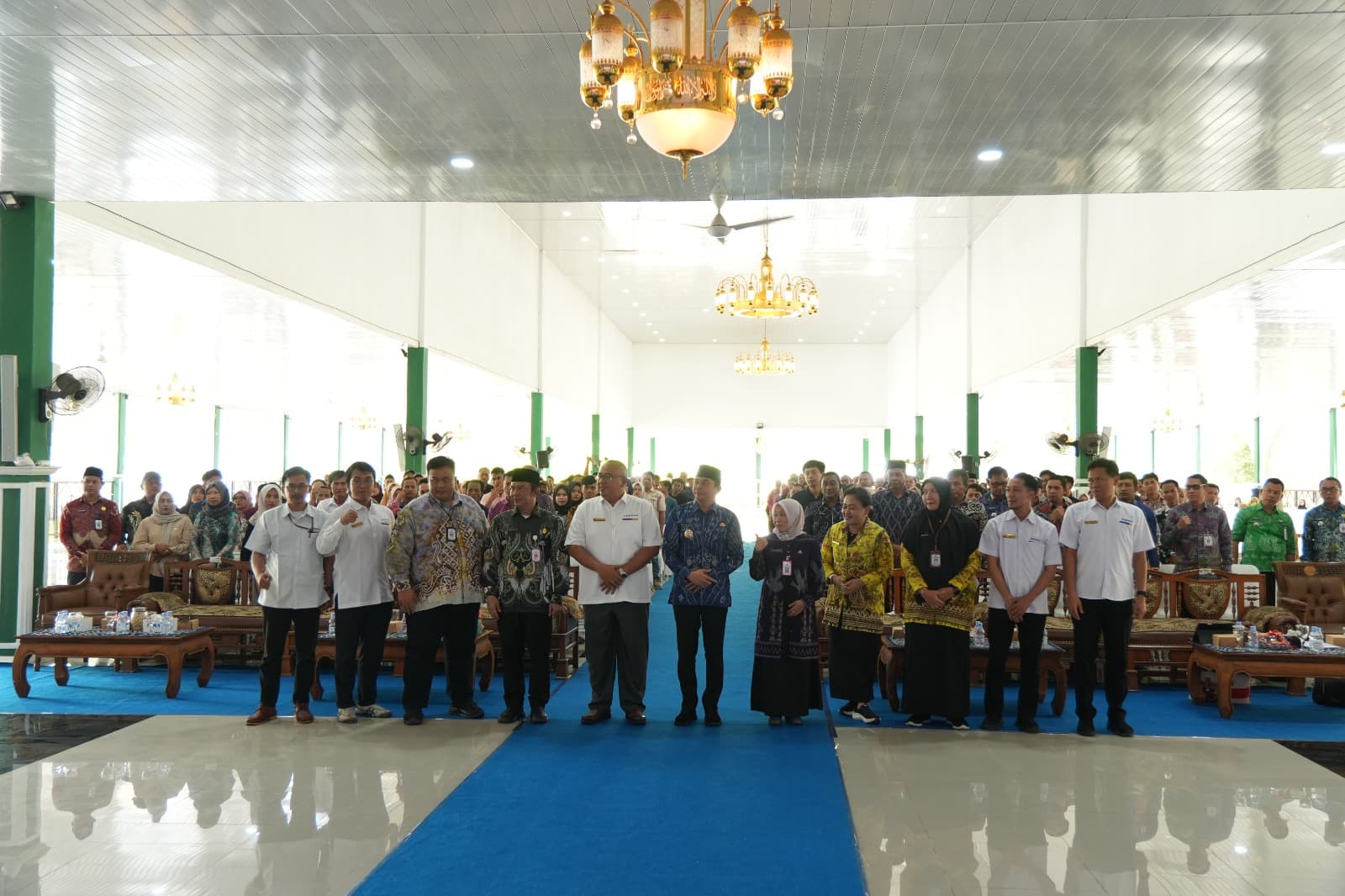 Pejabat Tanah Bumbu dan petugas pajak memberikan pelatihan Coretax kepada anggota Koperasi Merah Putih