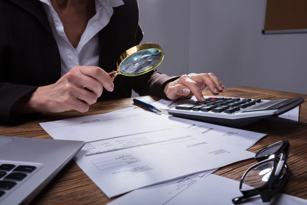 Petugas pajak memeriksa dokumen dalam pemeriksaan bukti permulaan