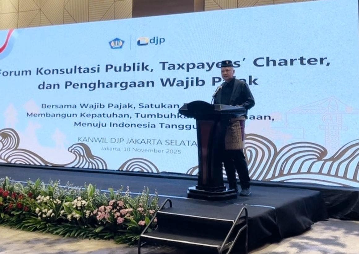Dionysius Lucas Hendrawan speaking at public tax forum in Jakarta