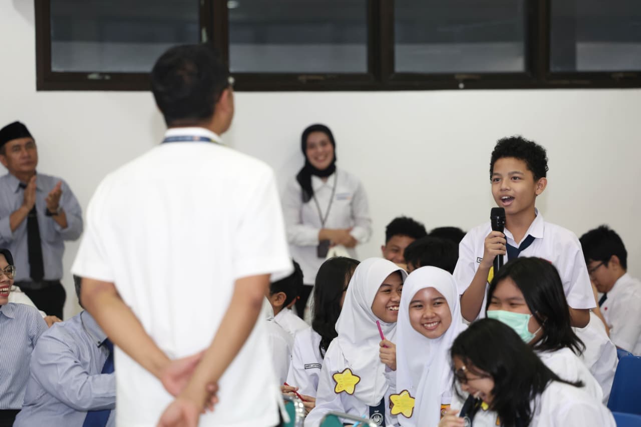 Students at SMP Labschool Jakarta launch a paper plane during Kemenkeu Mengajar 10 event