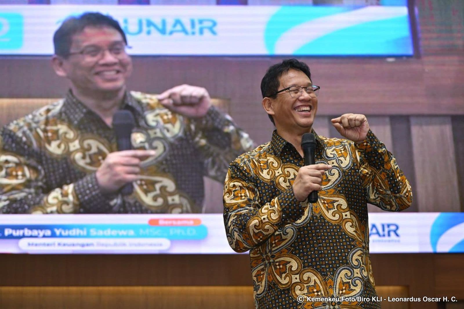 Finance Minister Purbaya Yudhi Sadewa speaking at Airlangga University lecture