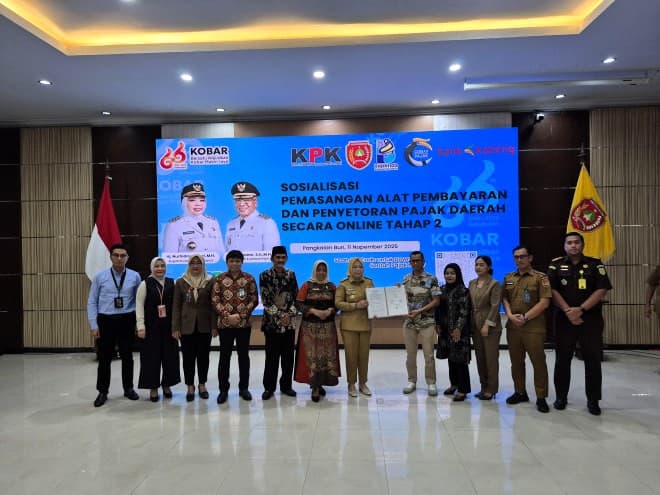 Regent Nurhidayah presenting Tapping Box digital tax device in Kotawaringin Barat