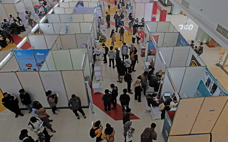 Young professionals registering for national internship program