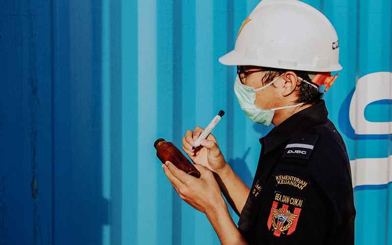 Petugas Bea Cukai melakukan kunjungan ke pabrik industri