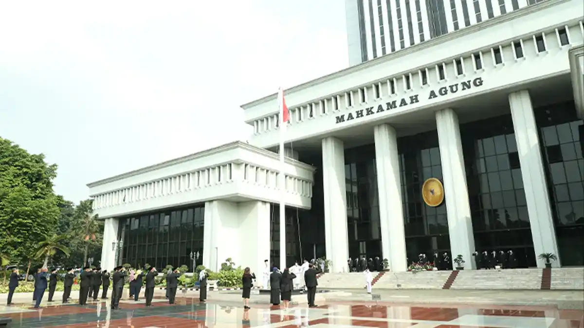 Dua hakim pajak Budi Haritjahjono dan Dian Dahtiar di Mahkamah Agung