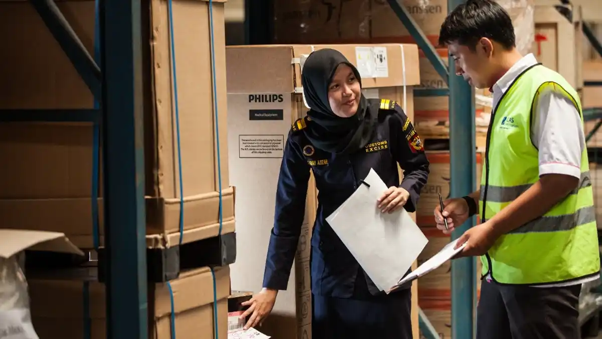 Petugas Bea Cukai memeriksa dokumen kepabeanan di kawasan industri