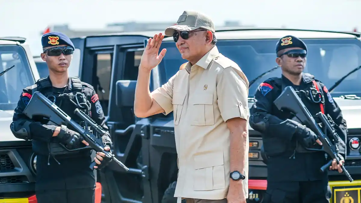 Minister Sjafrie Sjamsoeddin speaking at Hasanuddin University about tin smuggling