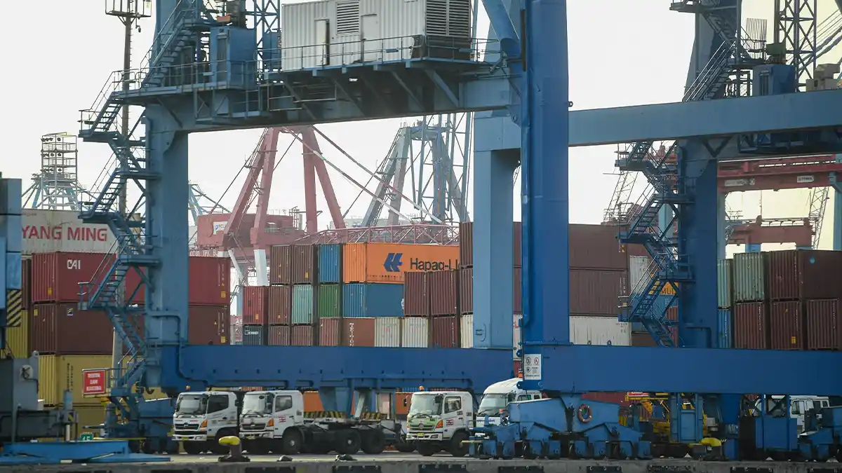 X‑ray scanner with radiation portal monitor at Tanjung Priok Port