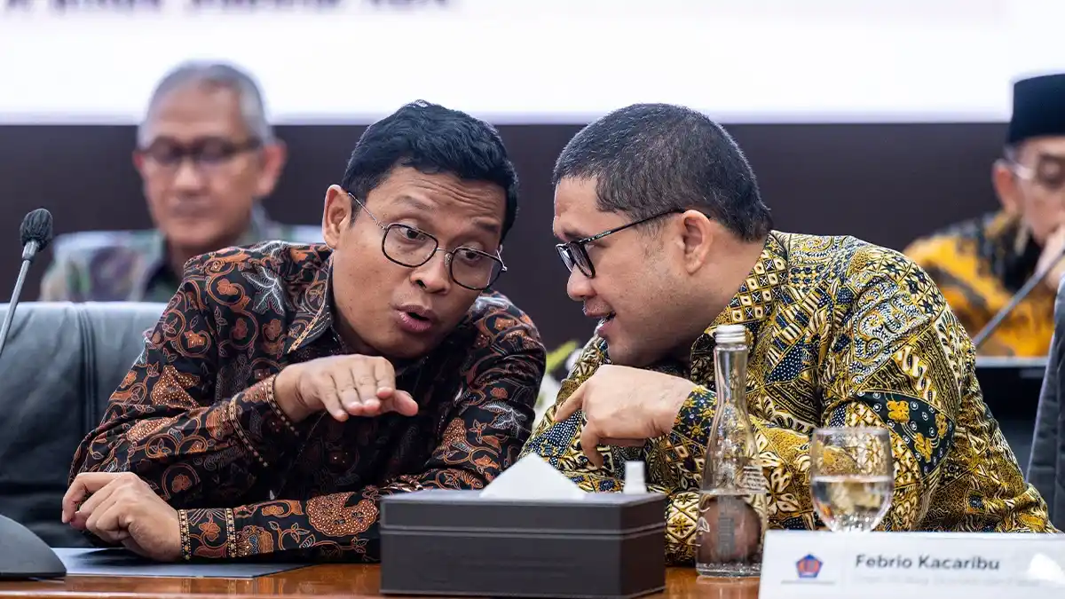 Ilustrasi staf DJP melakukan uji stres pada sistem Coretax