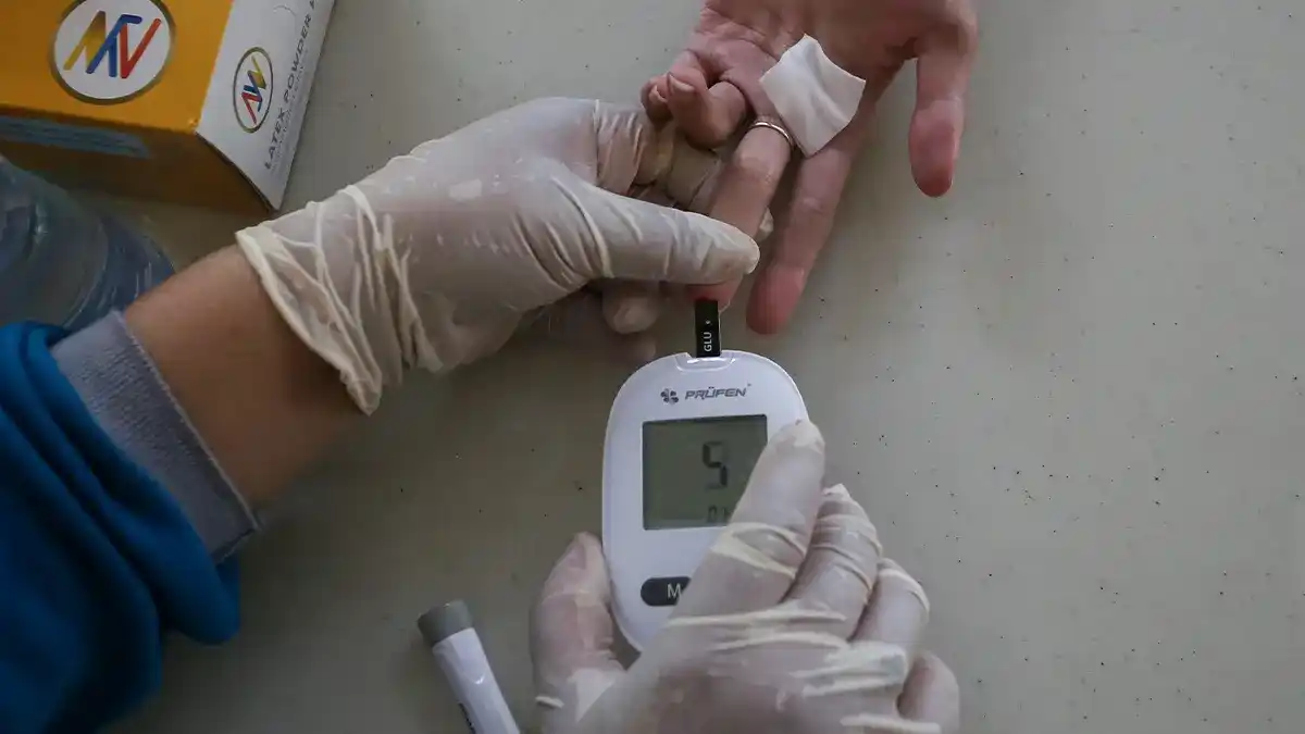 Petugas pemerintah memperkenalkan program cek kesehatan gratis