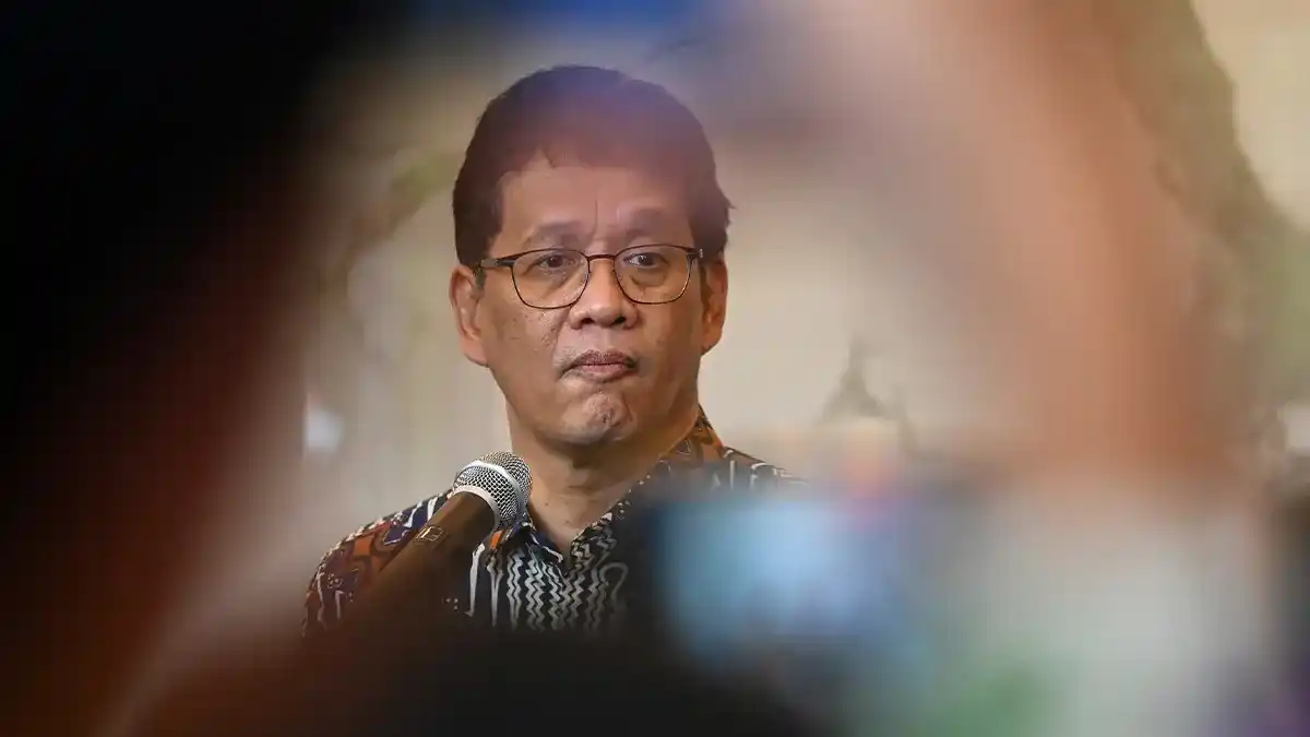 Minister Purbaya speaking at press conference