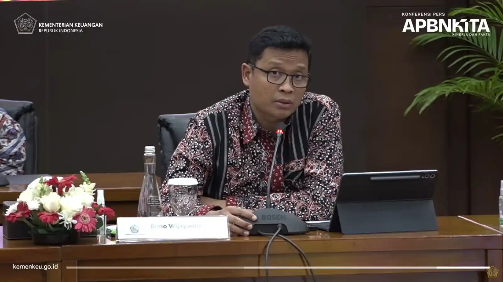 Petugas Direktorat Jenderal Pajak memeriksa data tunggakan pajak