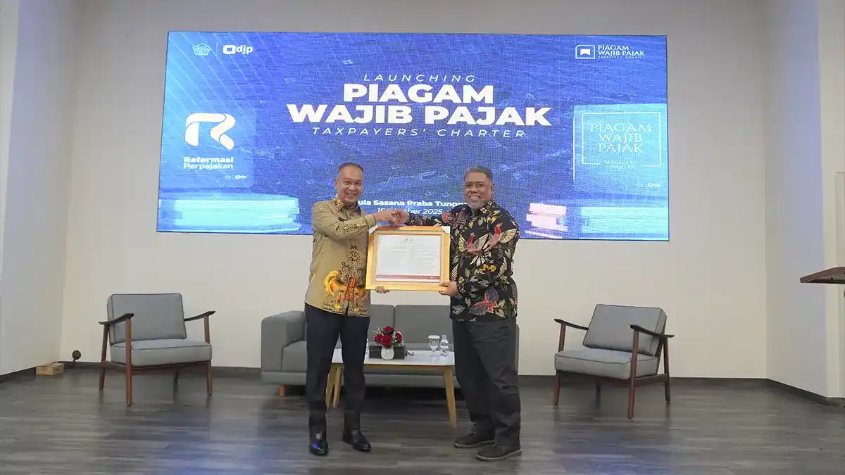Foto pejabat Kanwil DJP Jakarta Timur mempersembahkan Taxpayer Charter