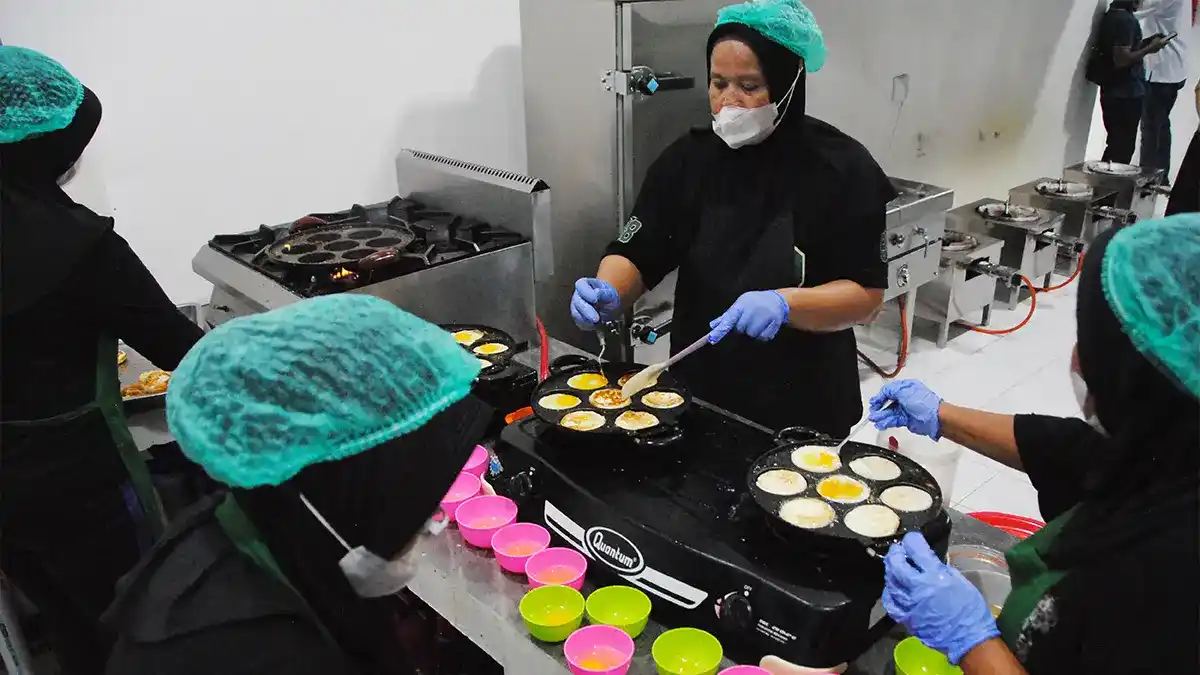 Petugas BGN membahas inisiatif dapur sekolah