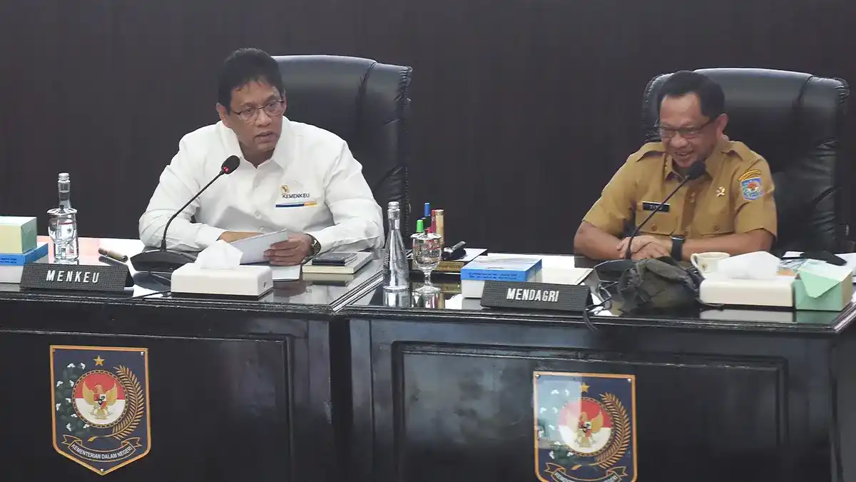 Finance Minister Purbaya speaking at a press conference