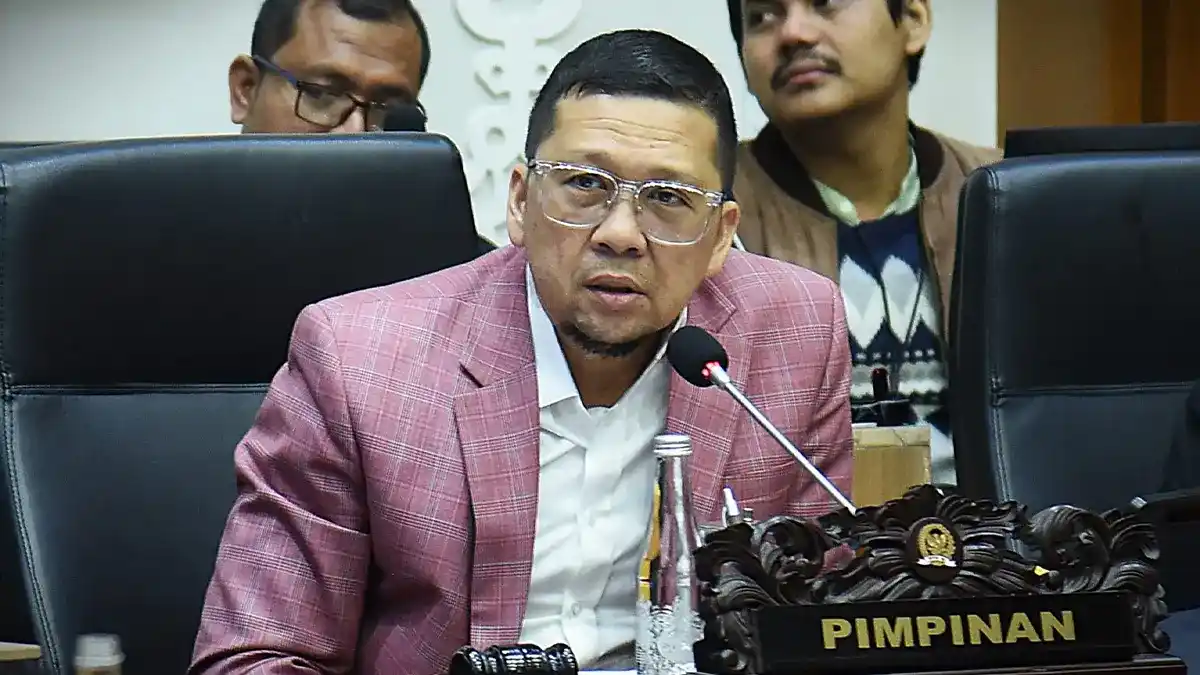 Ahmad Doli Kurnia speaking at a DPR press briefing in Jakarta