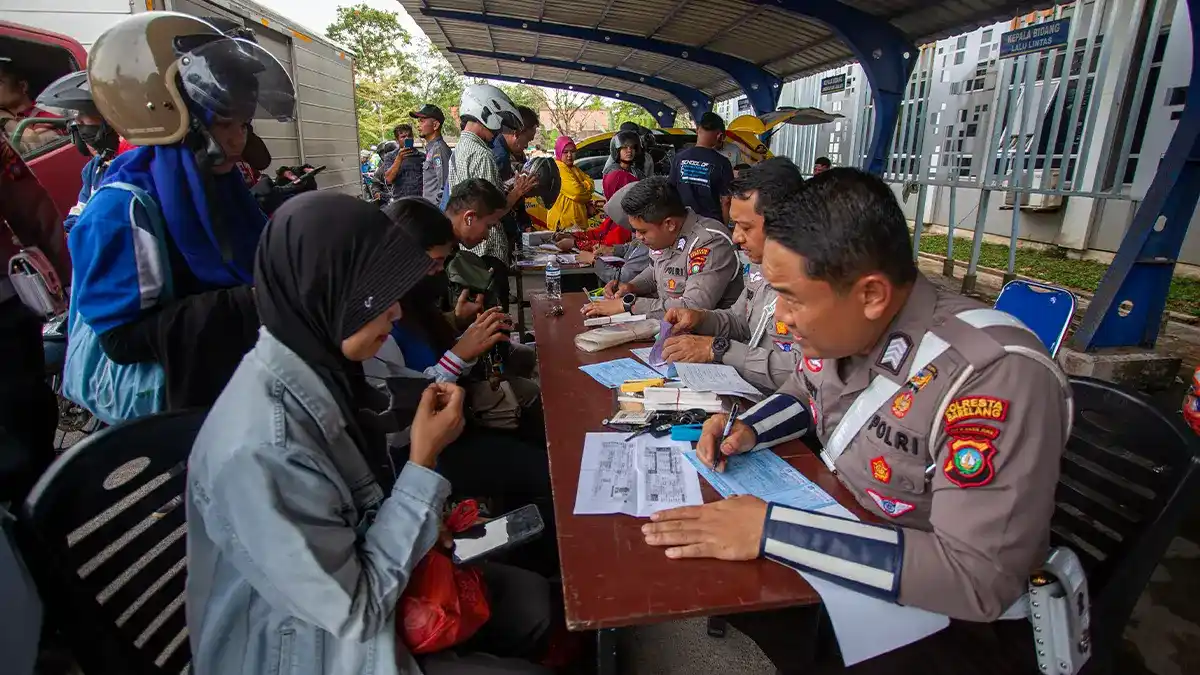 Petugas Bapenda Palangka Raya melakukan razia kendaraan yang belum bayar pajak