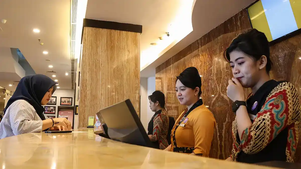 Illustration of tourism workers receiving tax incentive