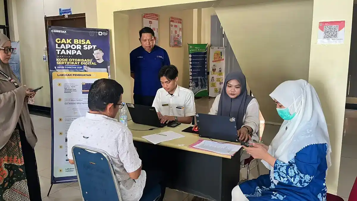 Petugas pajak membantu aktivasi Coretax pegawai RSUD