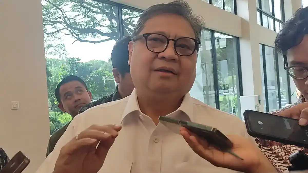 Menteri Koordinator Perekonomian Airlangga Hartarto berbicara di konferensi pers