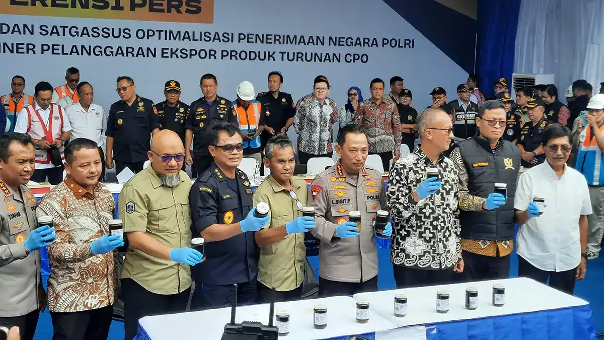 DJBC officers inspecting seized containers at Tanjung Priok Port