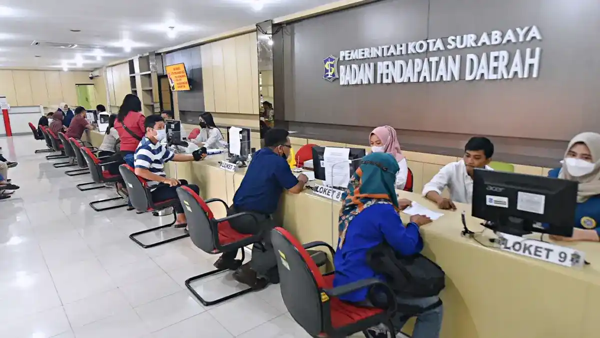 Petugas Pemkot Surabaya memperkenalkan program penghapusan denda PBB dan diskon BPHTB