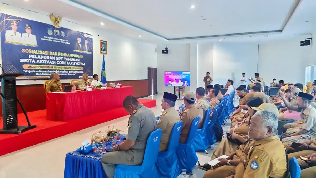 KPP Pratama Kendari staff presenting Coretax training to Konawe Kepulauan officials