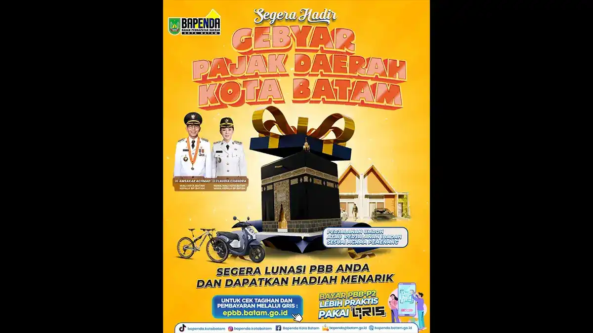 Batam tax officials presenting prize information for the 2025 Tax Festival