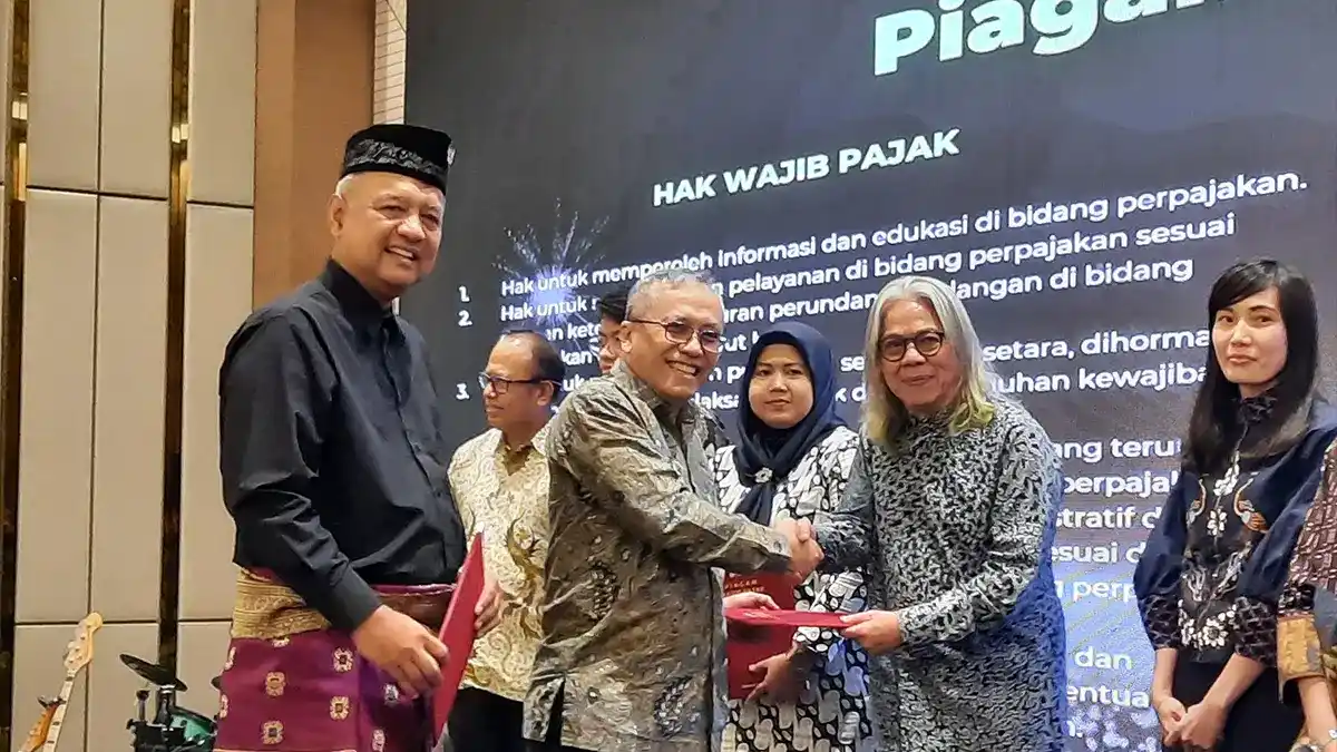 DJP Jakarta Selatan I staff presenting Charter and awards